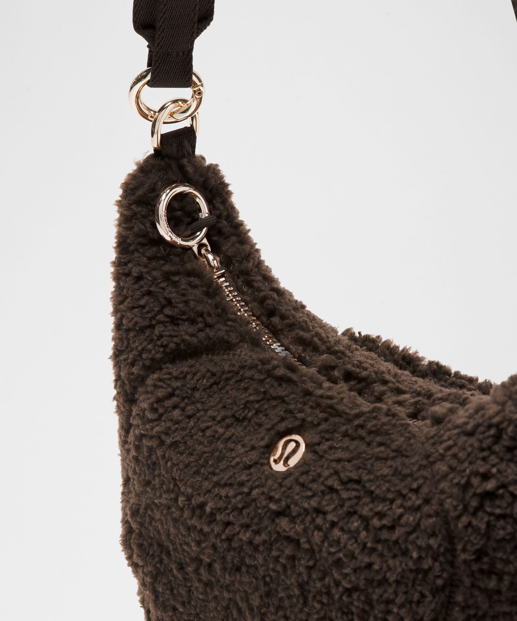 City Essentials Small Shoulder Bag 2L Evolve