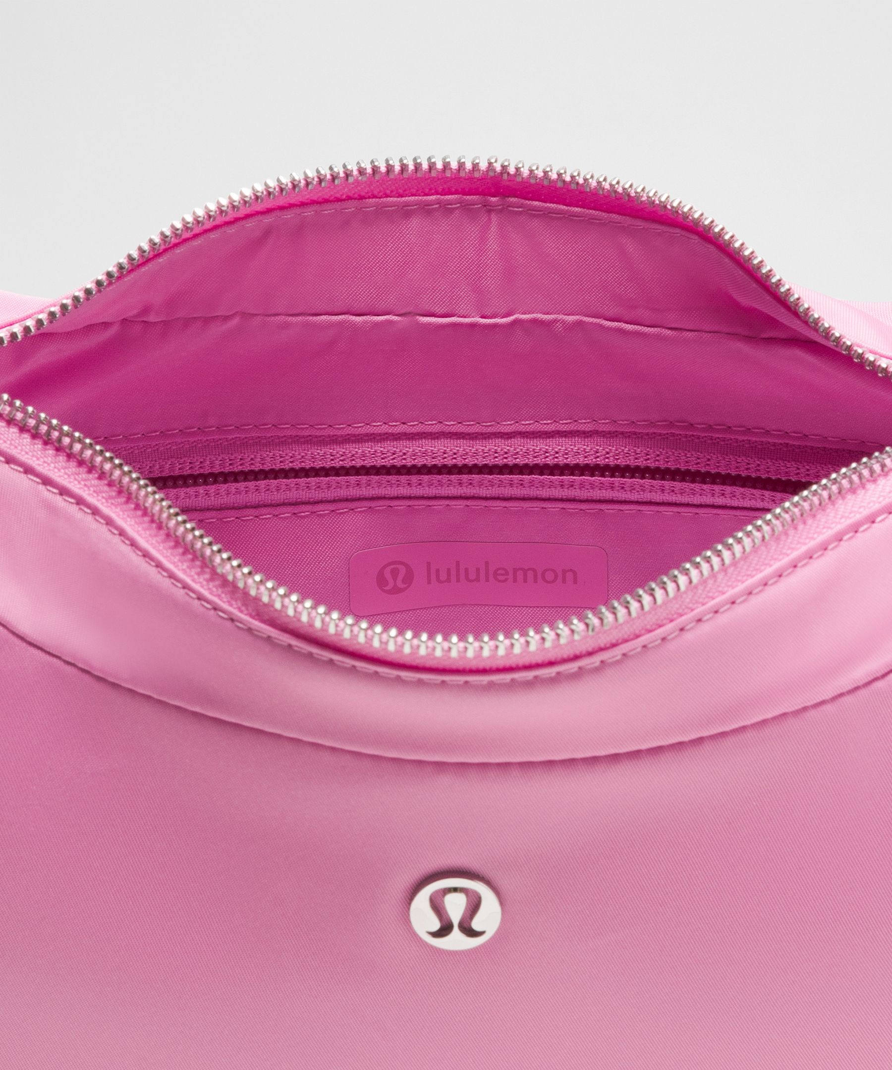 City Essentials Shoulder Bag 4L