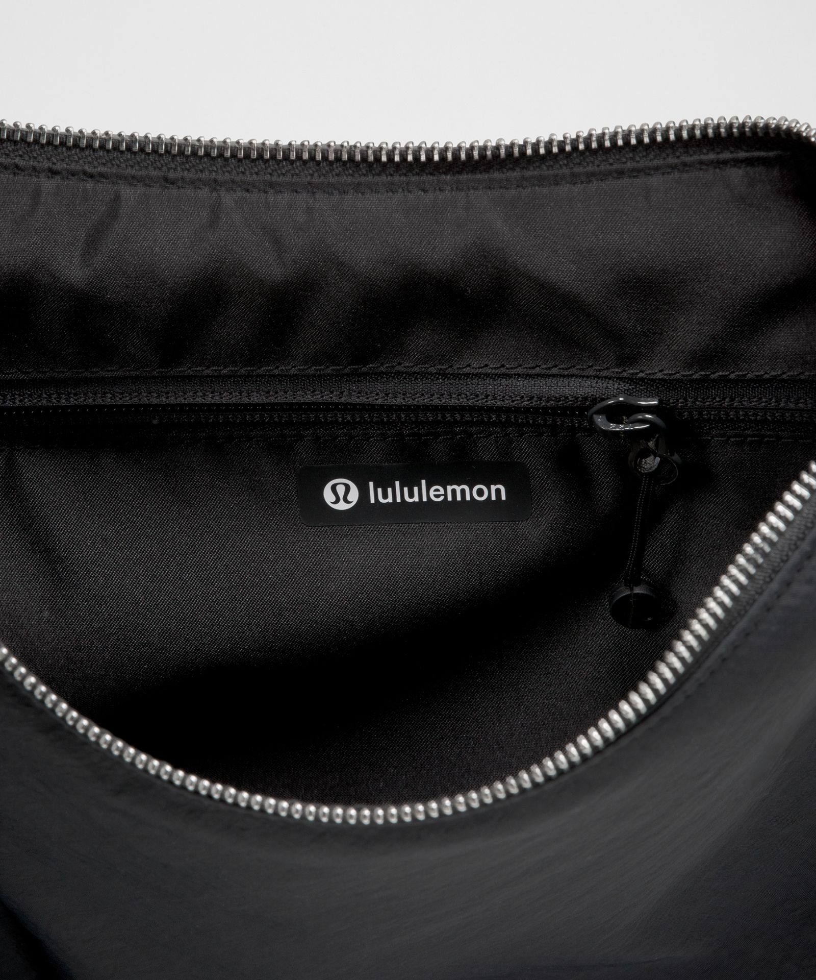 Сумка кросс-боди Lululemon Convertible Ruched объёмом 6,5 л — фото 4