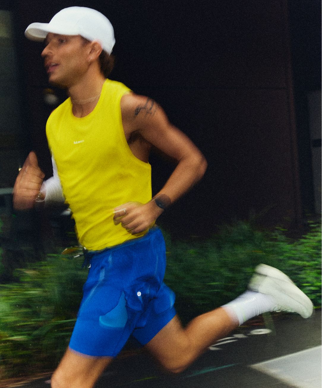 Une personne qui court en ville porte le maillot Fast and Free et le short Fast and Free Era. 