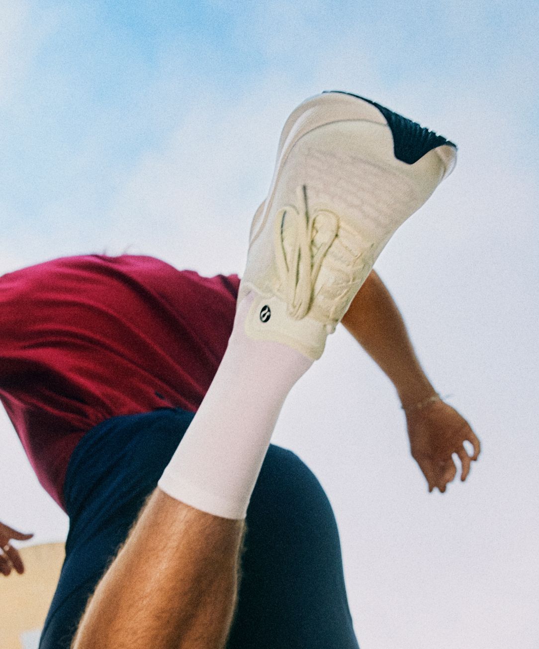 Une personne porte les chaussures de course Split Shift™ de lululemon.