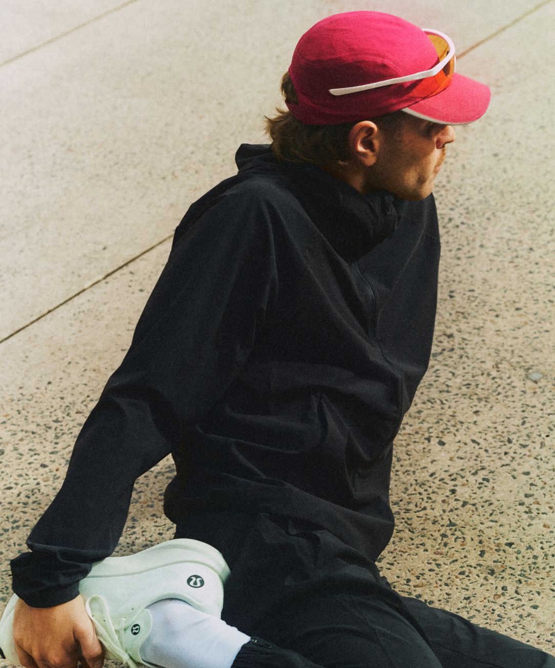 Une personne porte le manteau Pace Breaker et les chaussures de course Split Shift™. 
