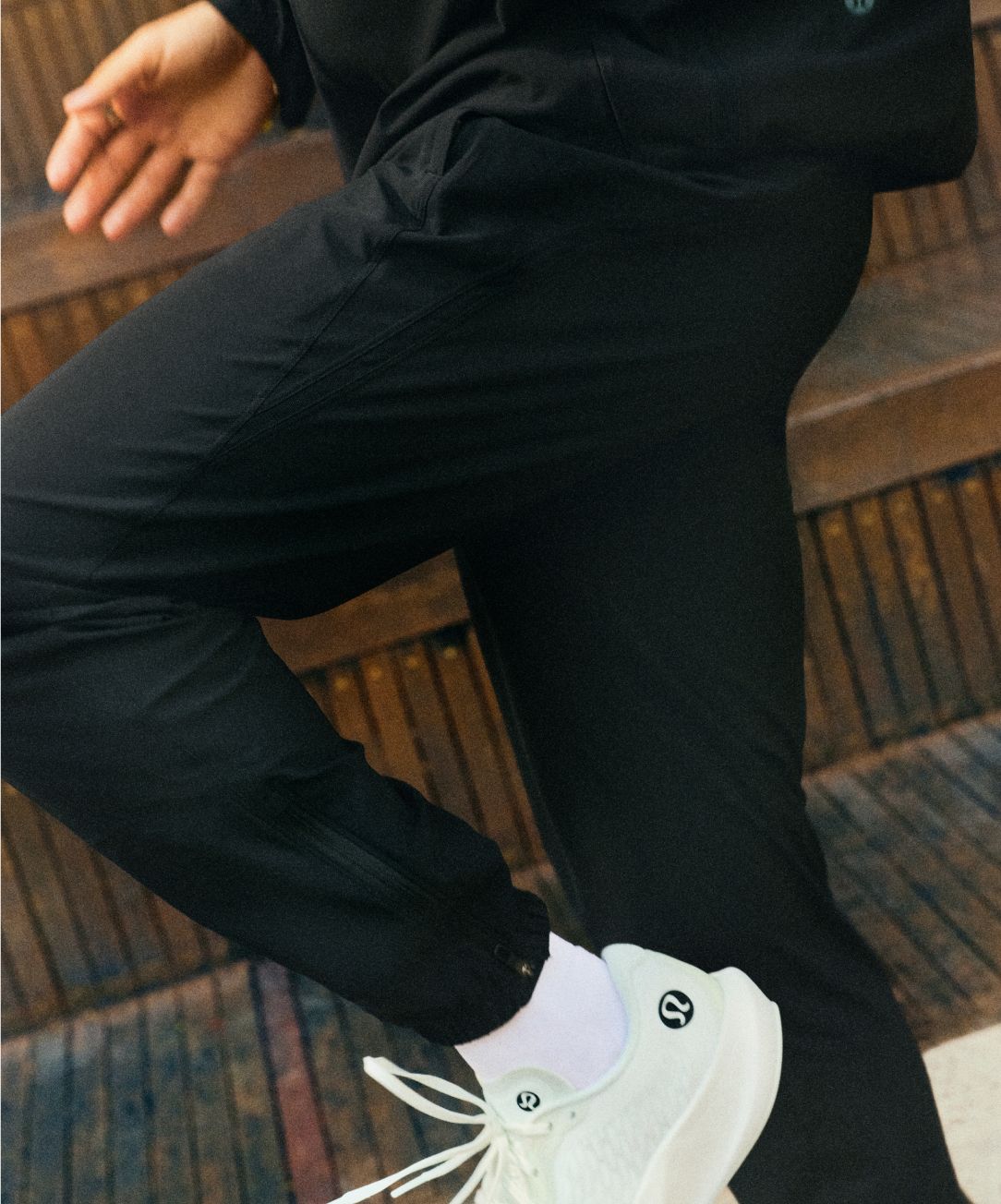 Une personne porte le pantalon de jogging Pace Breaker et les chaussures de course Split Shift™ de lululemon. 