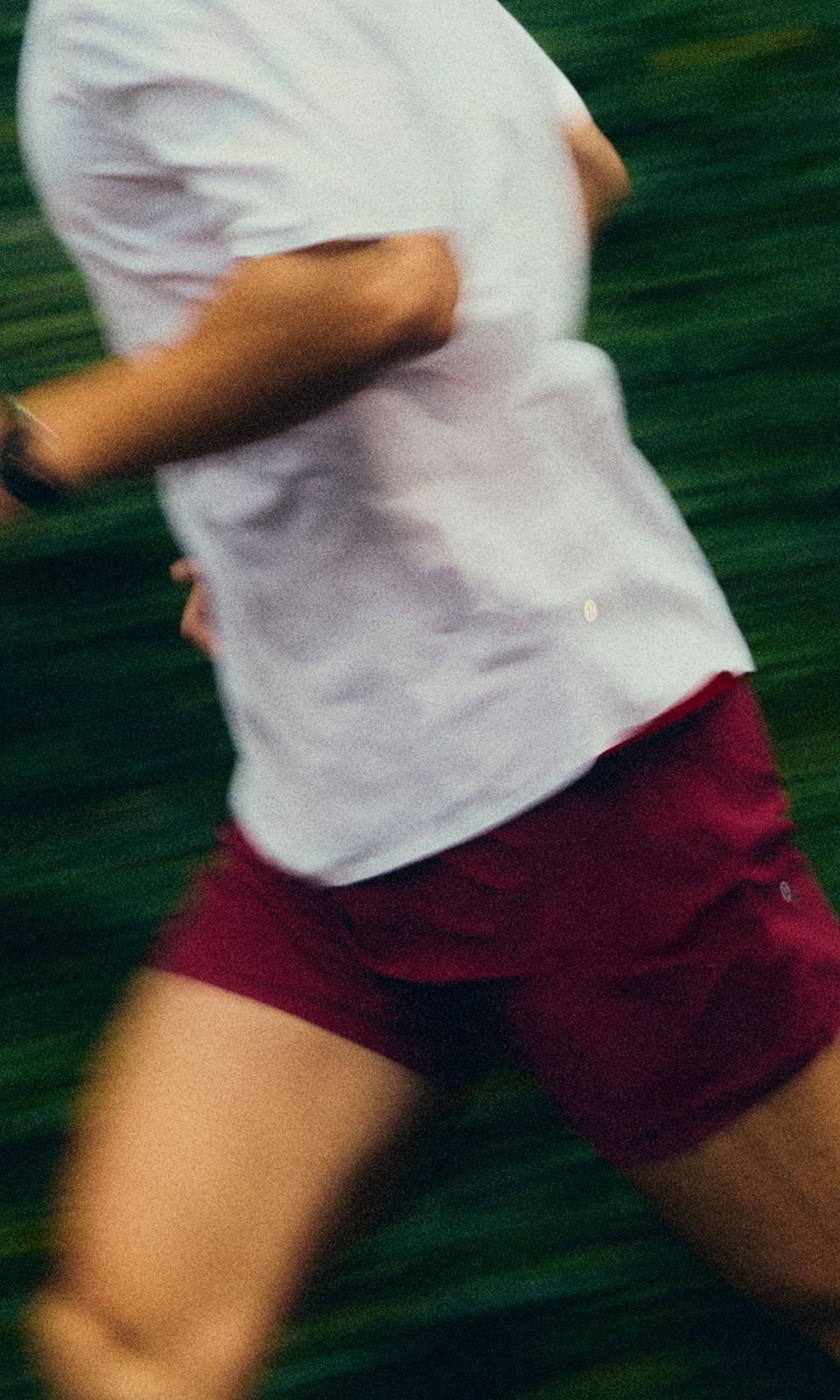 Une personne porte le haut manches courtes Fast and Free et le short de course quotidien Fast and Free de lululemon. 