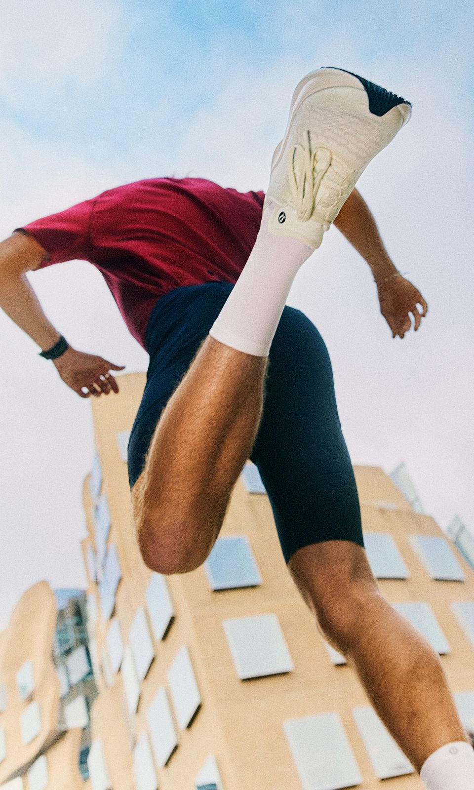Une personne porte les chaussures de course Split Shift™ de lululemon. 