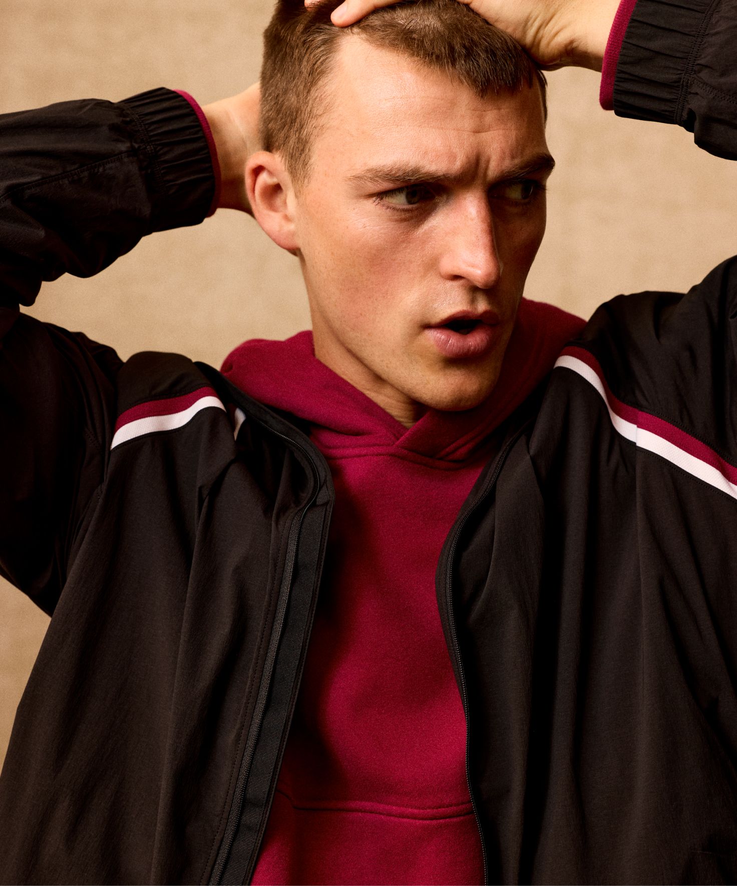 Une personne porte la veste de survêtement Pace Breaker 