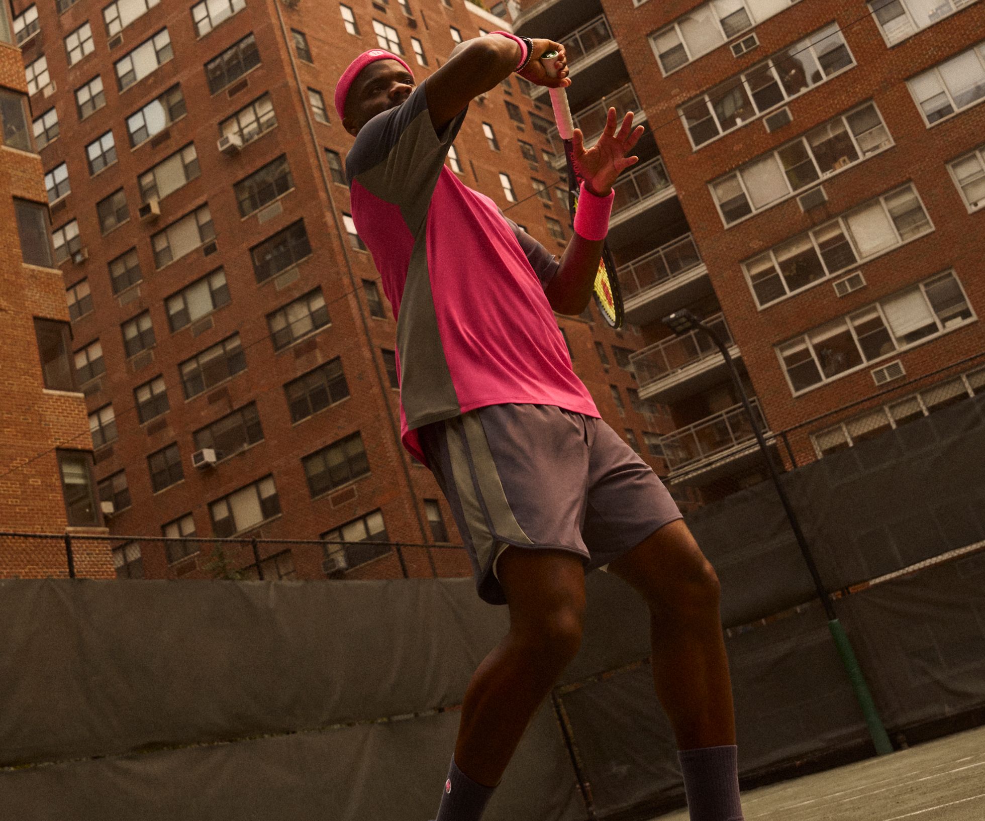 Le joueur professionnel et ambassadeur lululemon Frances Tiafoe porte les nouvelles tenues de tennis. 