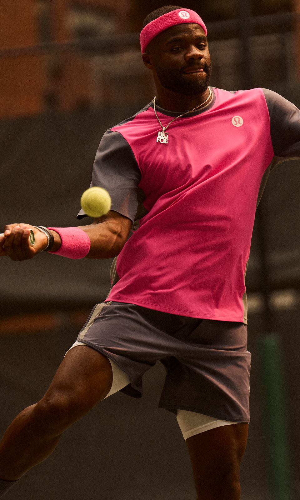 Le joueur professionnel et ambassadeur lululemon Frances Tiafoe porte les nouvelles tenues de tennis lululemon. 