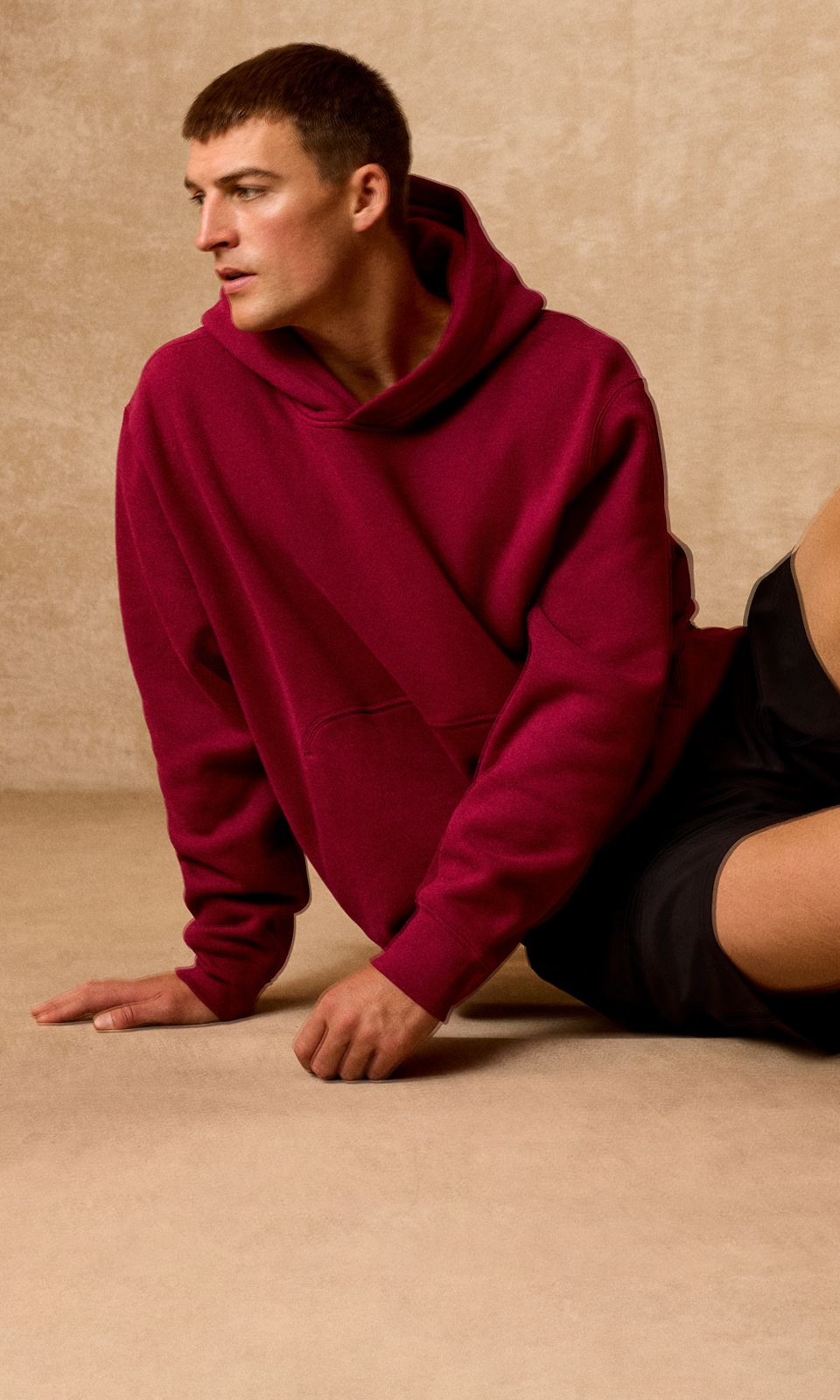 Une personne porte une nouvelle tenue lululemon.