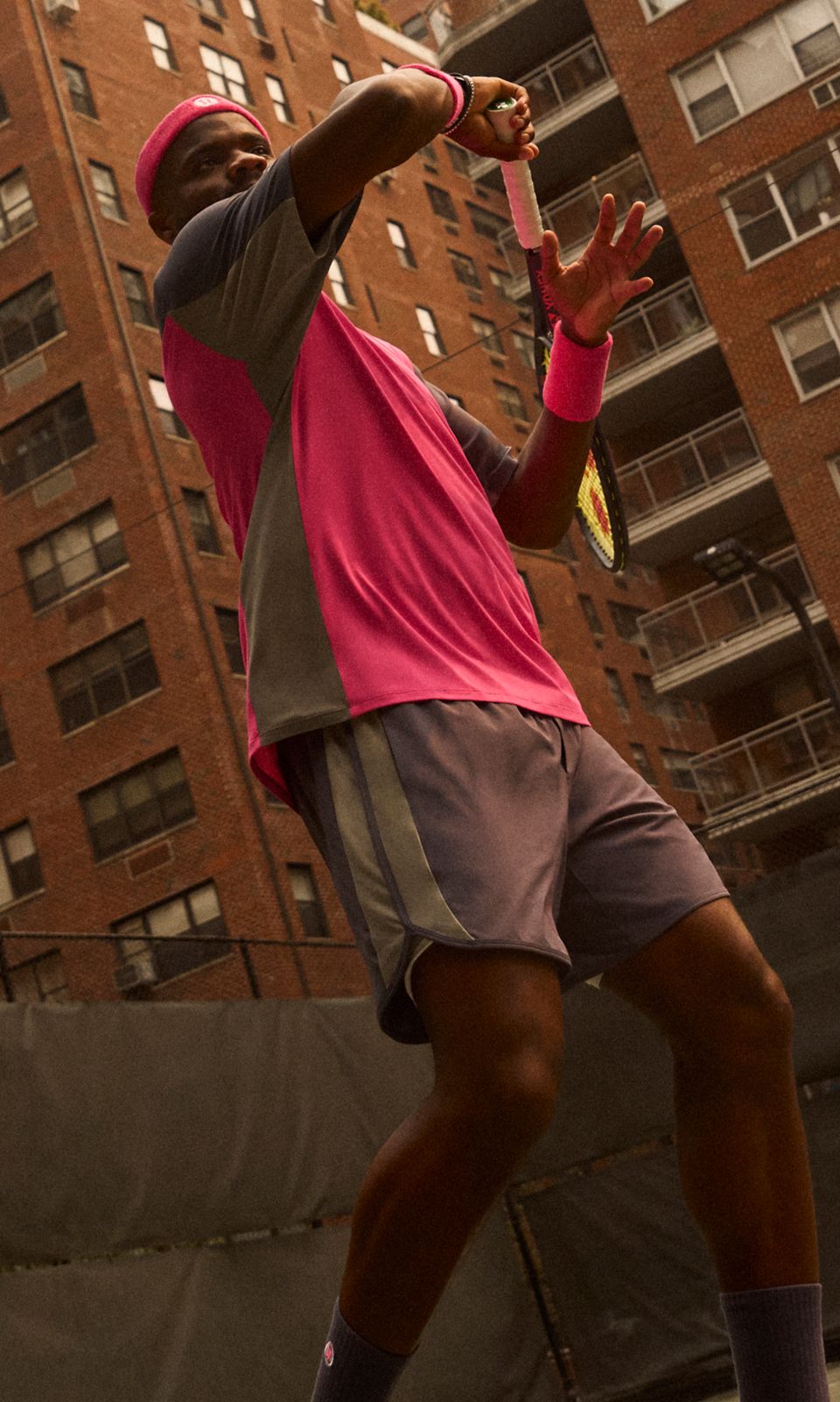 Le joueur professionnel et ambassadeur lululemon Frances Tiafoe porte les nouvelles tenues de tennis. 
