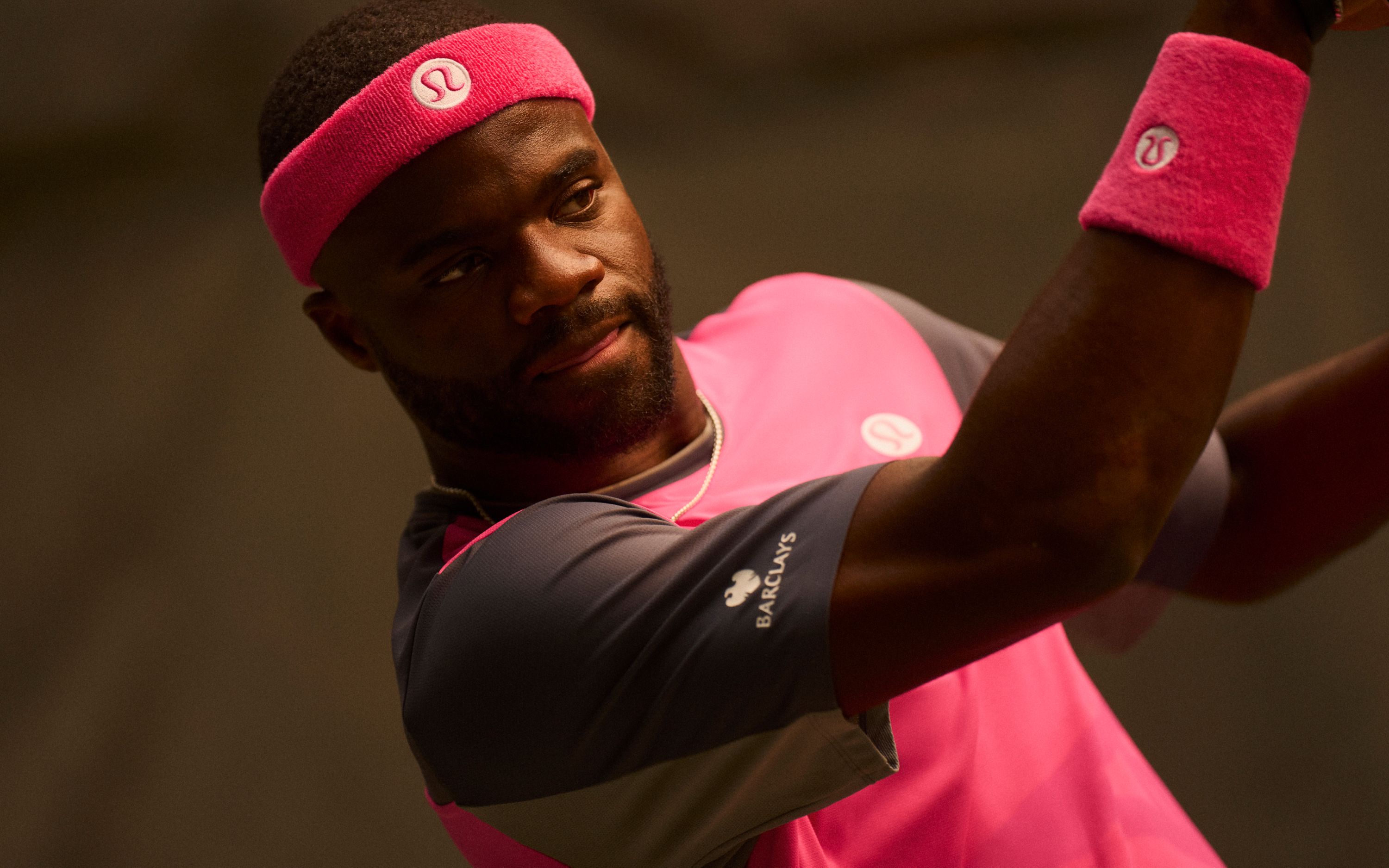 Le joueur de tennis professionnel et ambassadeur lululemon Frances Tiafoe est vêtu des nouvelles tenues lululemon.  
