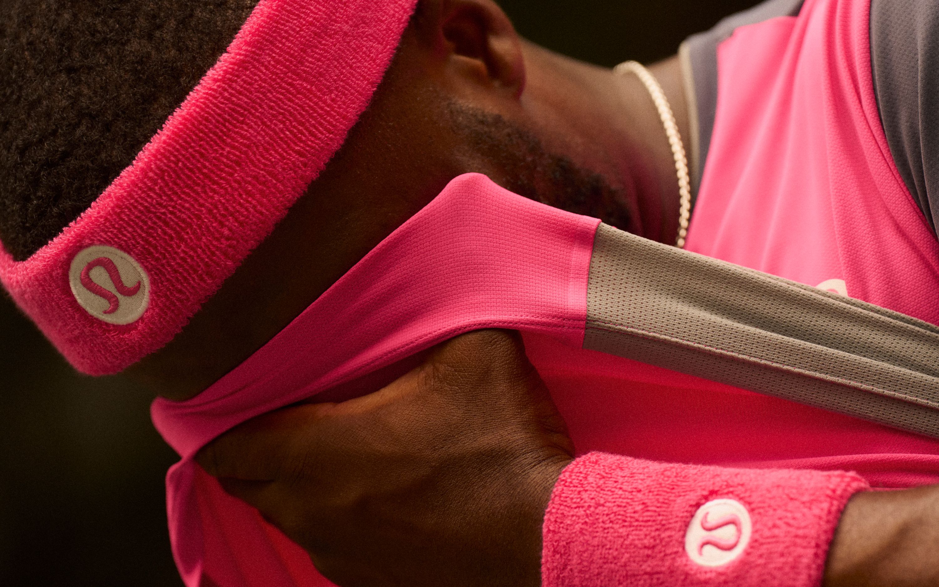 Le joueur de tennis professionnel et ambassadeur lululemon Frances Tiafoe porte les nouveaux accessoires de tennis. 