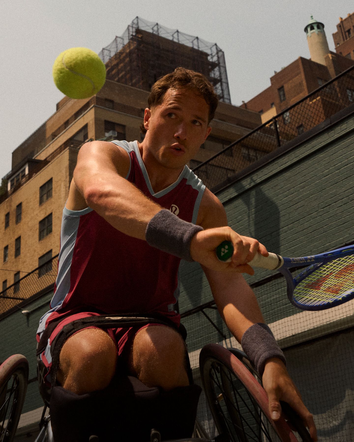 Le joueur de tennis professionnel et ambassadeur Alfie Hewett porte les nouvelles tenues de tennis lululemon. 