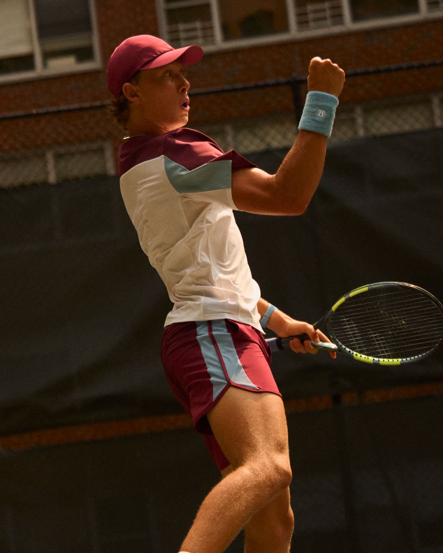 Le joueur de tennis professionnel et ambassadeur lululemon Ethan Quinn porte les bracelets en ratine de coton. 