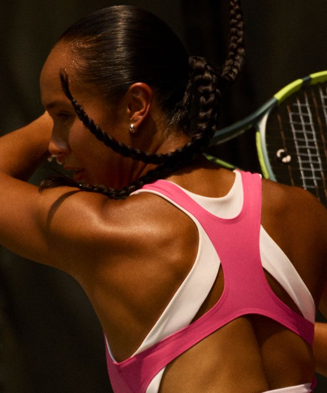 Vue de l’arrière, la joueuse de tennis professionnelle et ambassadrice Leylah Fernandez porte la robe de tennis à dos nageur superposé. 