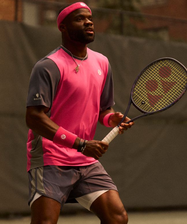 Le joueur de tennis professionnel et ambassadeur lululemon France Tiafoe porte le chandail à manches courtes de tennis en maille piquée et le short de tennis léger à maille en panneaux. 