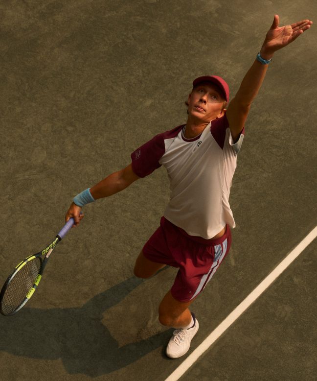 Le joueur de tennis professionnel et ambassadeur lululemon Ethan Quinn porte le short léger en maille à panneaux. 