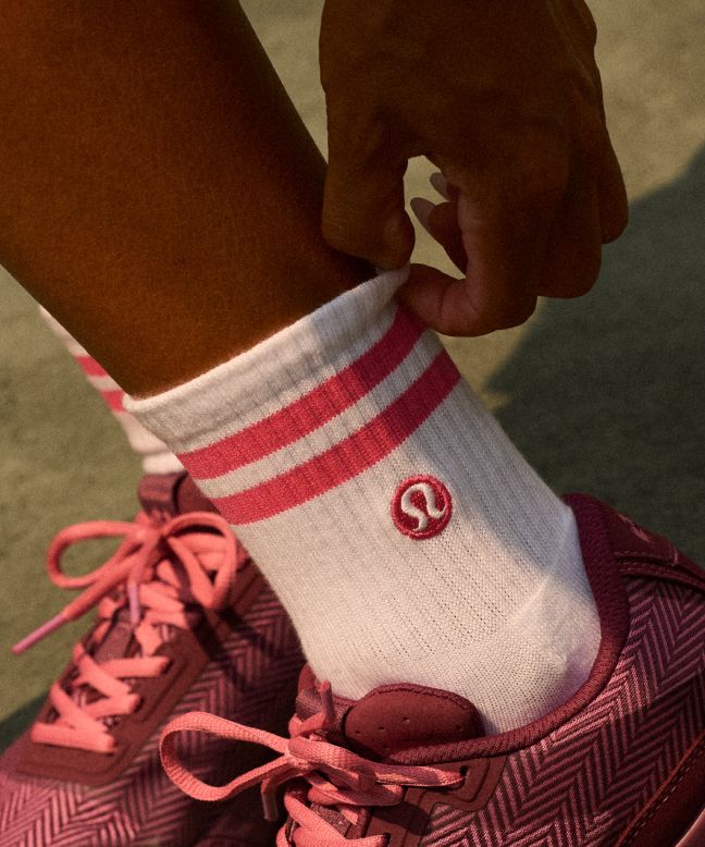 Vue de l’arrière, la joueuse de tennis professionnelle et ambassadrice Leylah Fernandez porte la robe de tennis à dos nageur superposé. 