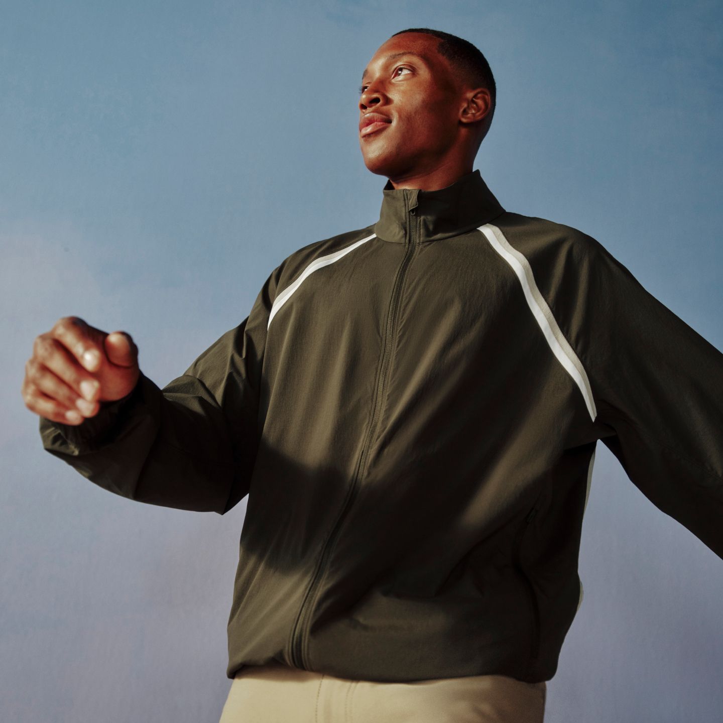 A person is wearing the Pace Breaker Jacket *Glyde.