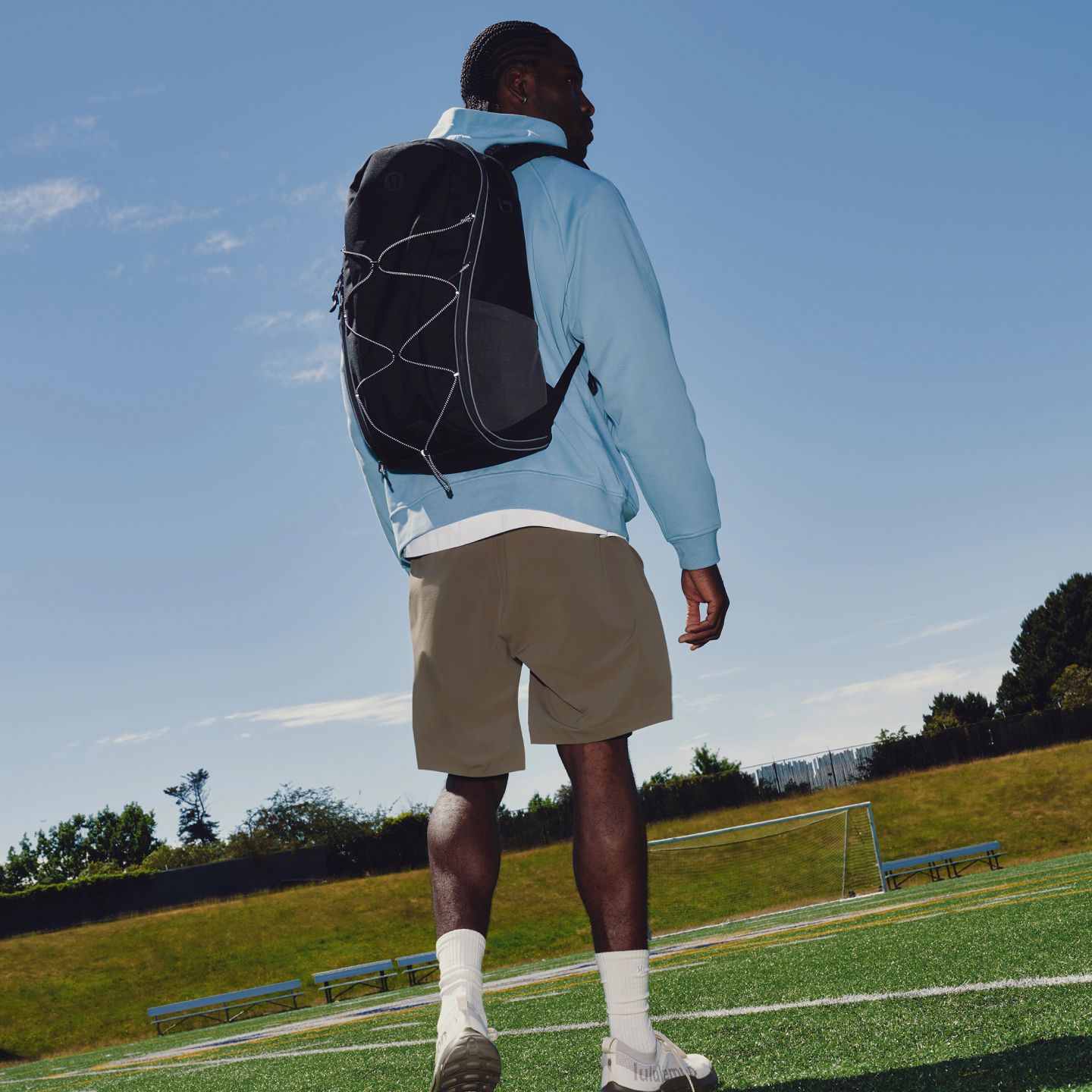 Une personne porte le sac à dos Scuba 32 l de lululemon.