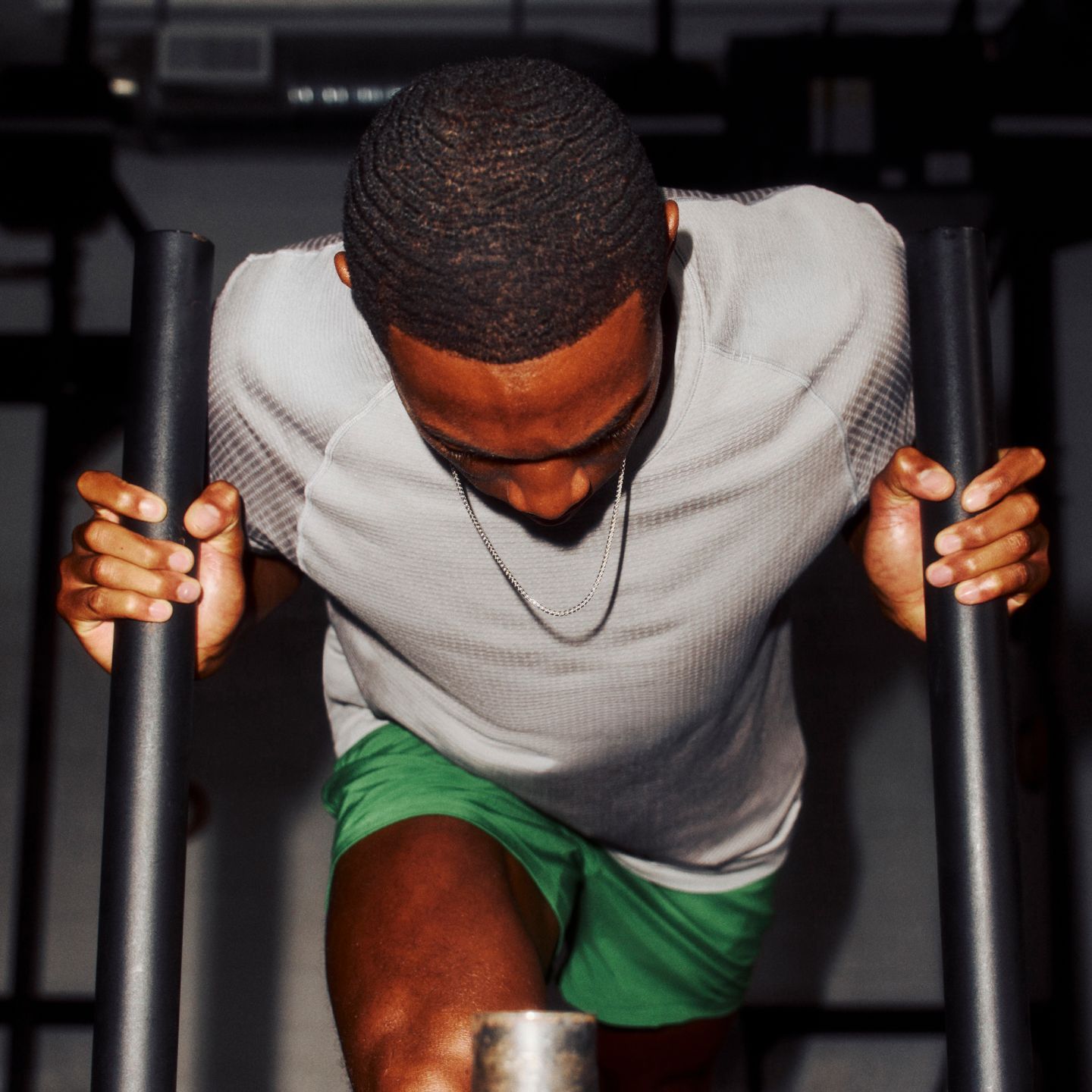 Une personne qui fait une poussée de traîneau au gym porte le haut Metal Vent Tech..