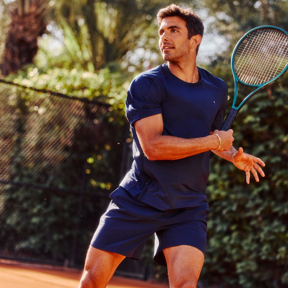 Prodige du court et fondateur de AARMY, Akin Akman joue dans les nouveaux vêtements de tennis à séchage rapide.
