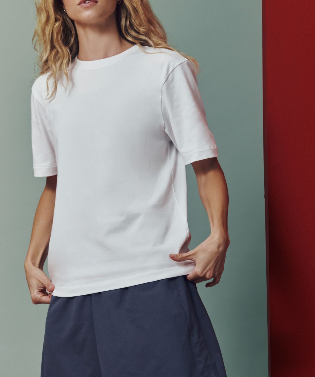Une personne porte le t-shirt Forever Favourite de lululemon.