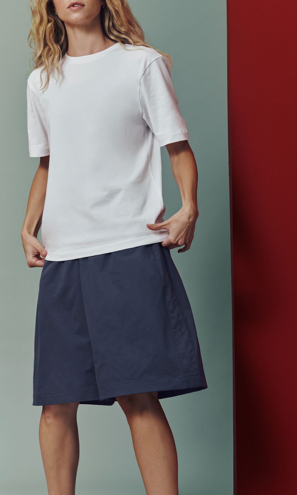 Une personne porte le t-shirt Forever Favourite de lululemon.