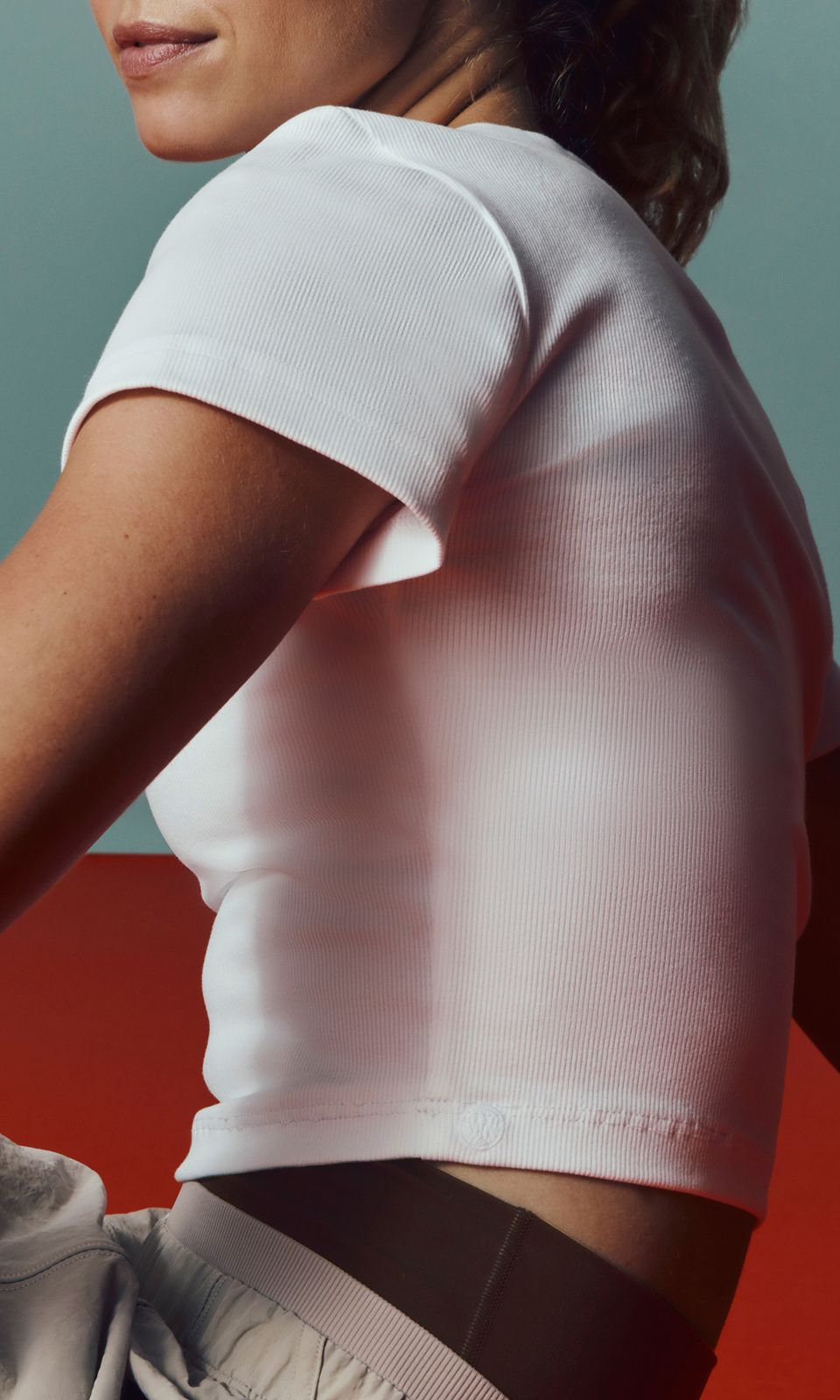 Une personne porte le Petit t-shirt côtelé de lululemon.
