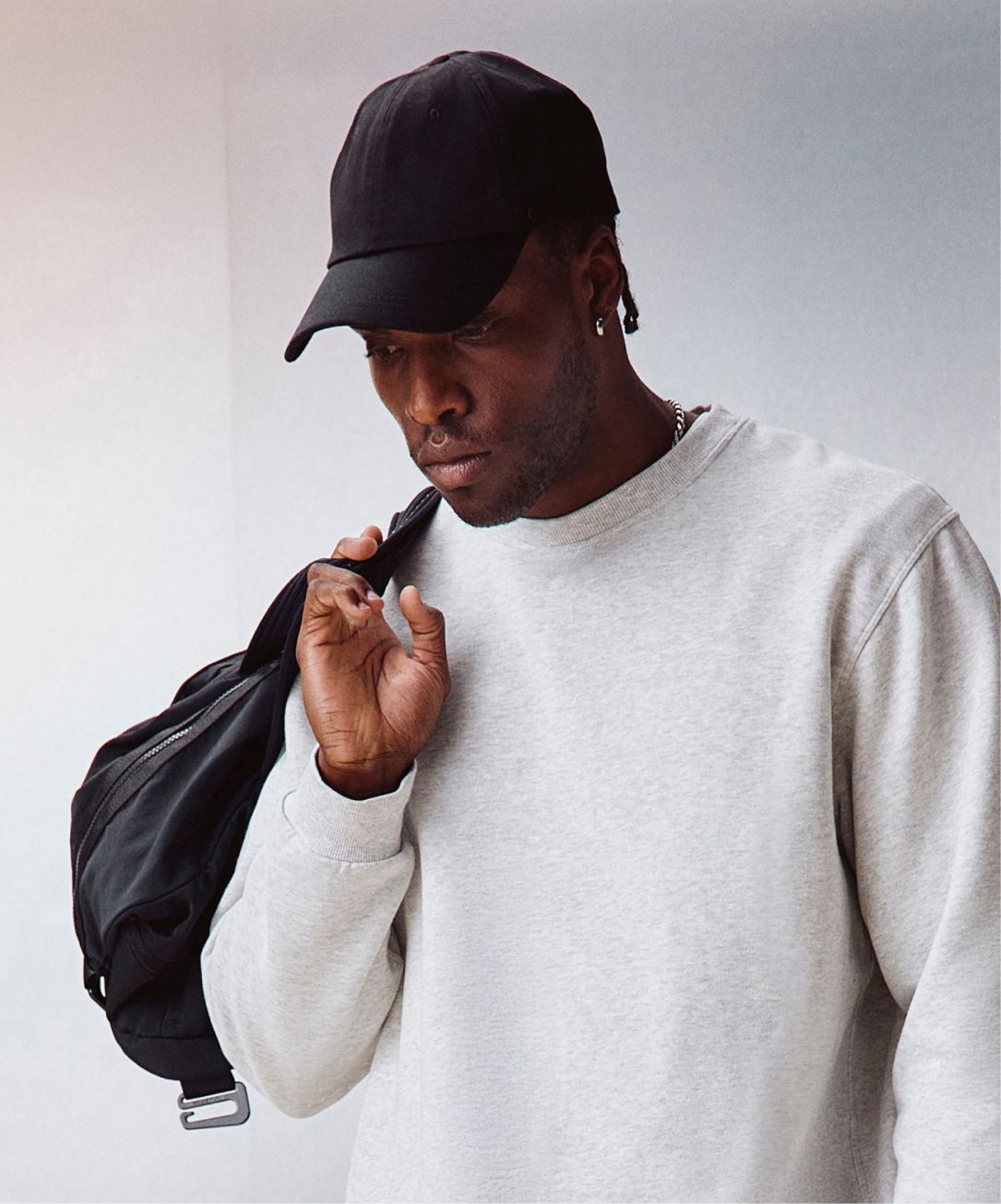 Une personne porte une casquette classique de lululemon.