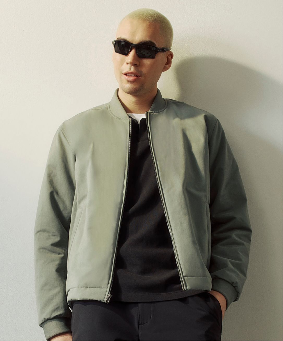 Une personne porte un blouson isolé en mélange de coton.