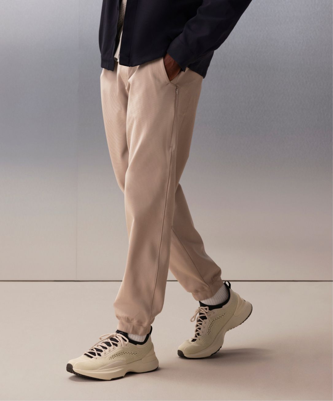 Une personne porte un pantalon de jogging Sojourn.