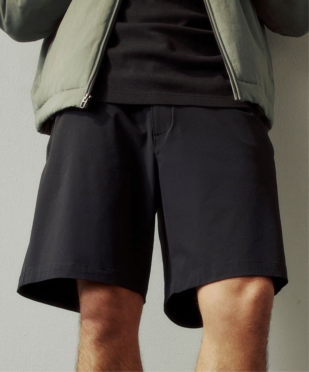 Une personne porte le nouveau short Zero Tucks.