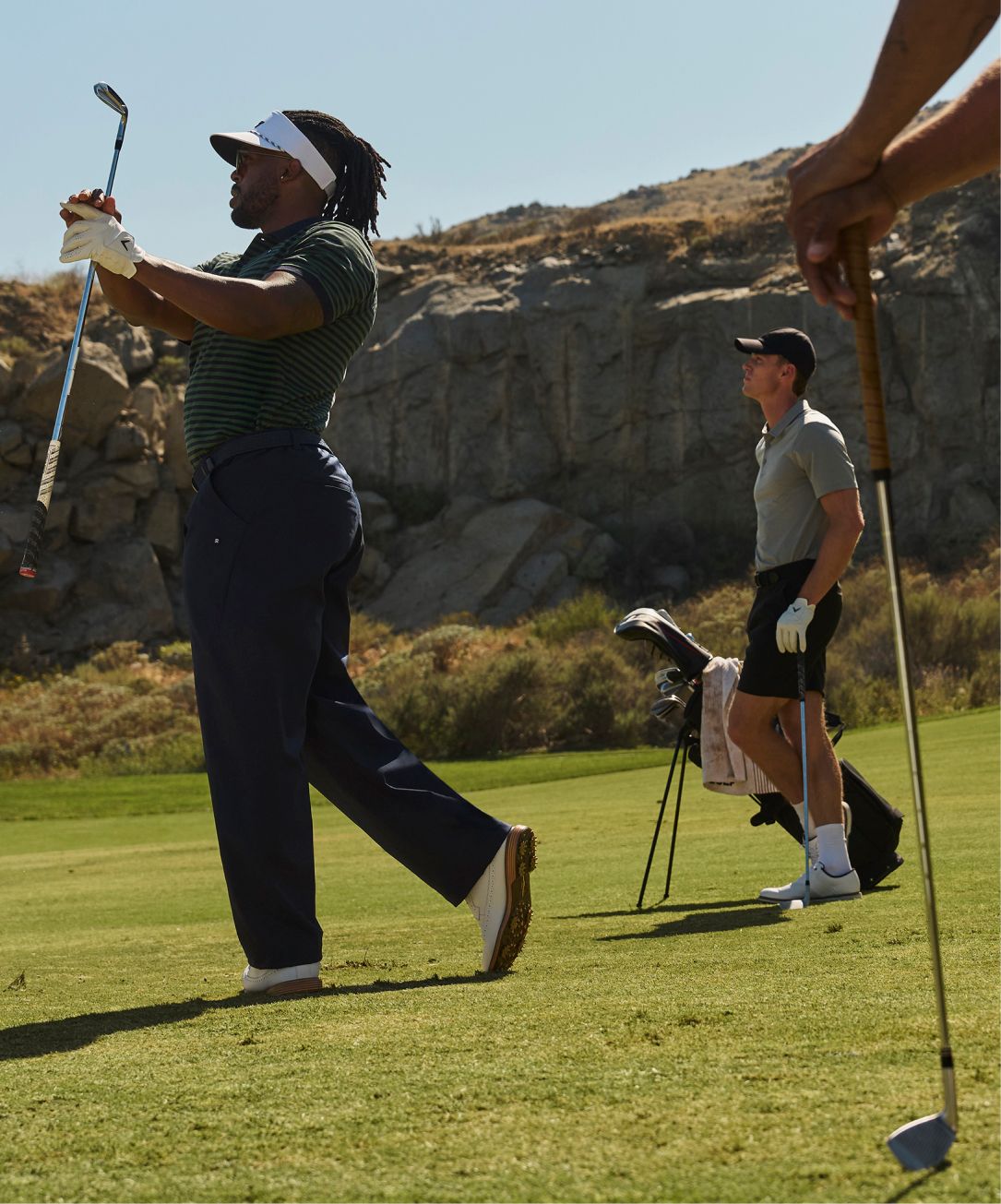 Passionné et ambassadeur de golf lululemon, Roger Steele porte un pantalon de golf décontracté et un polo rayé manches courtes.
