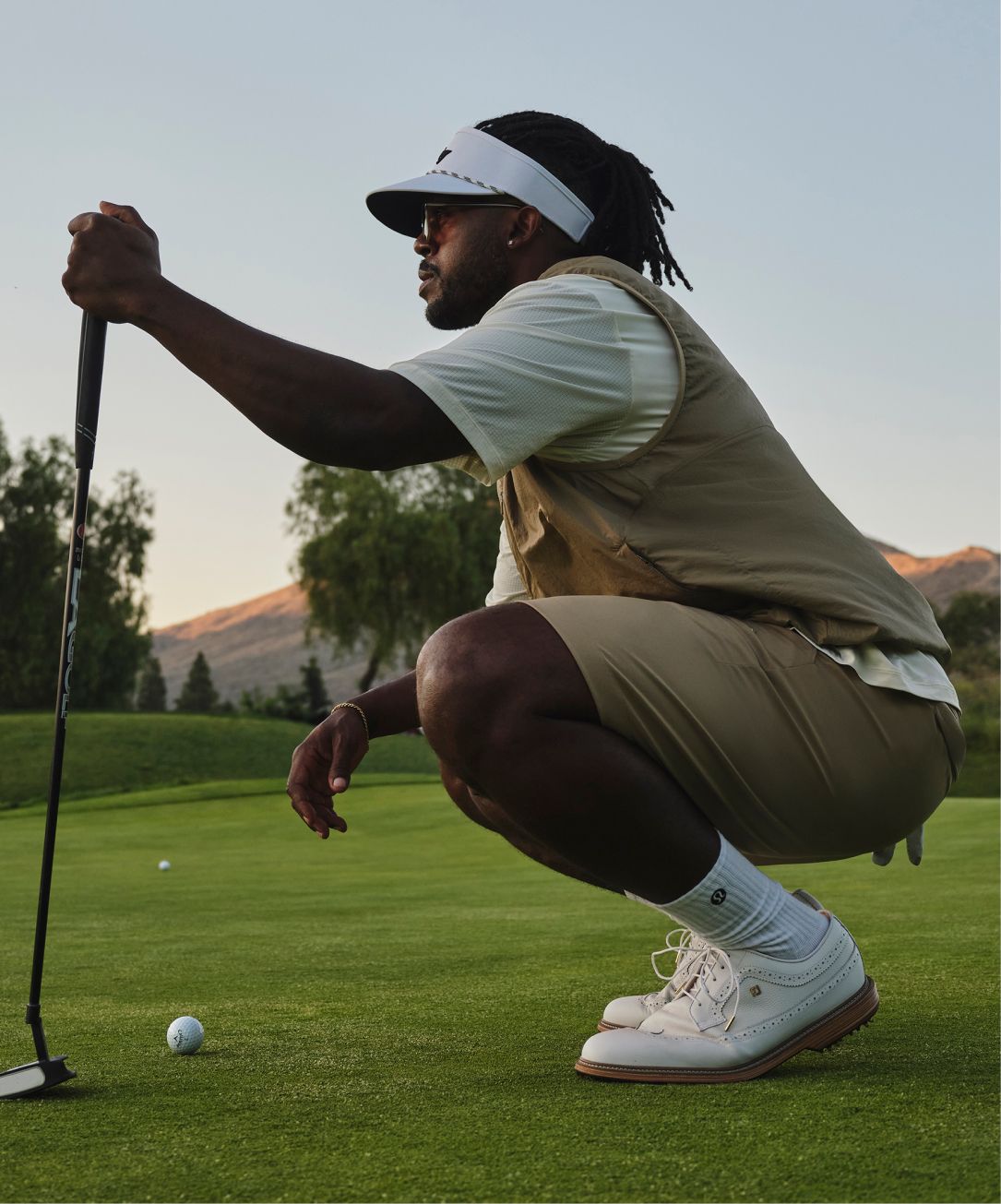 L’ambassadeur Roger Steele prépare son coup roulé sur le vert en portant les nouveaux vêtements de golf lululemon.