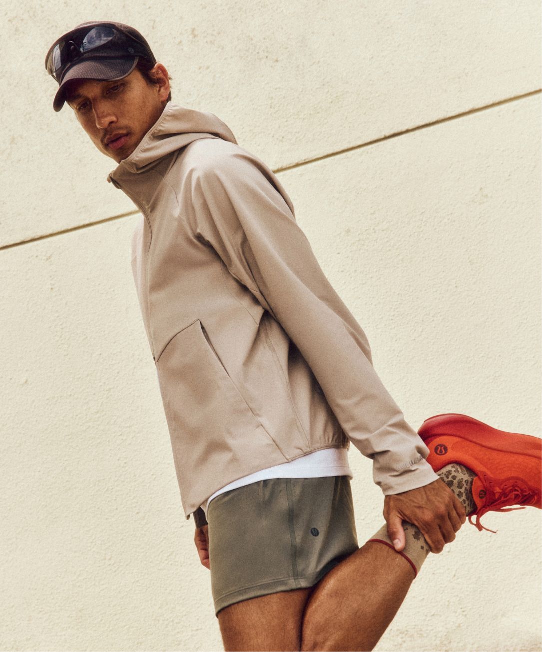 Une personne porte le manteau Pace Breaker.