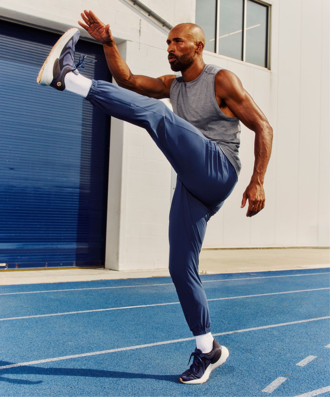 Une personne porte le pantalon de jogging Pace Breaker et le t-shirt Metal Vent Tech.