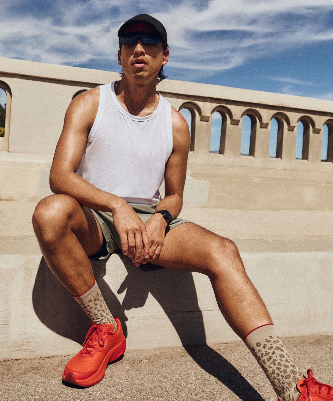 Une personne porte la camisole en maille Mile Maker.