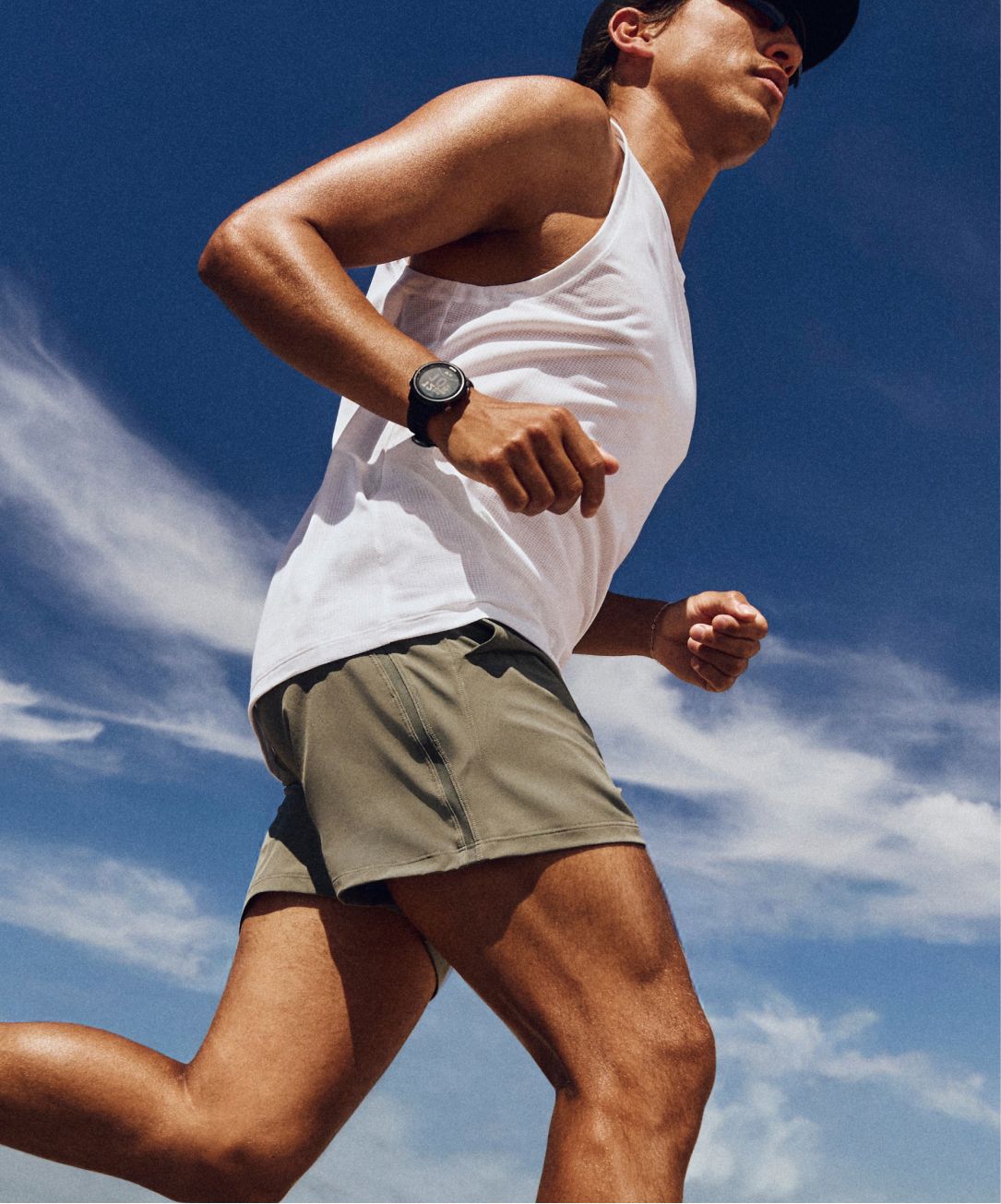 Une personne porte le short Pace Breaker.