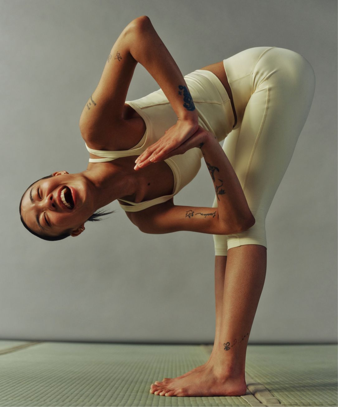 A person wears lululemon gear in the colour Butter Cream.