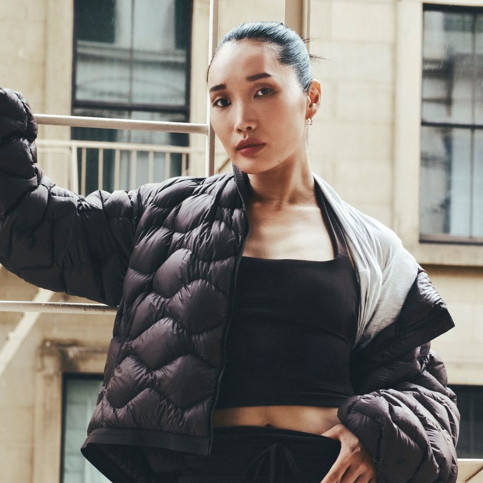  Lip J, ambassadrice lululemon, prend la pose à l’extérieur, vêtue de vêtements de la nouvelle collection d’automne 2026.