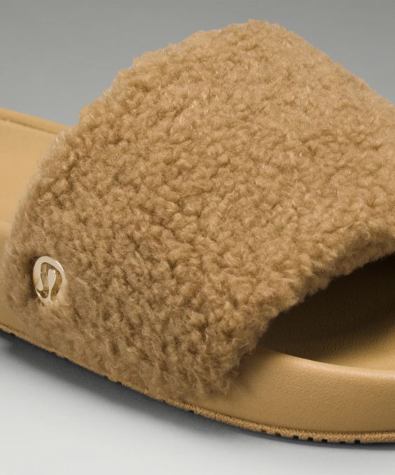 Women’s Fleece Restfeel Slide in Filbert Tan/Gold